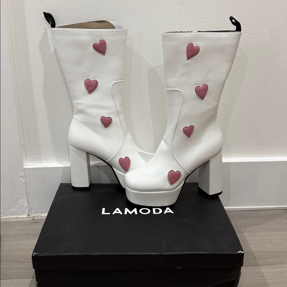 LA MODA White Boots with Pink Heart Accents